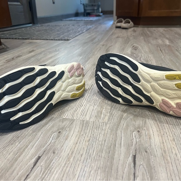 New Balance Women's 1080 size 10 - Picture 4 of 7